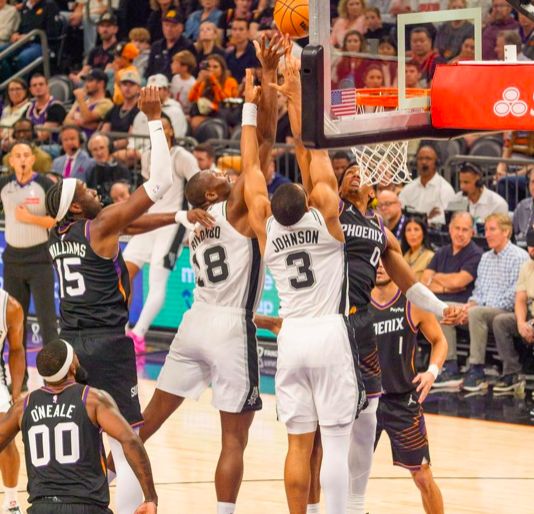 赛季首败！文班亚马9分6失误罕见迷失，布克轰28+13打爆马刺