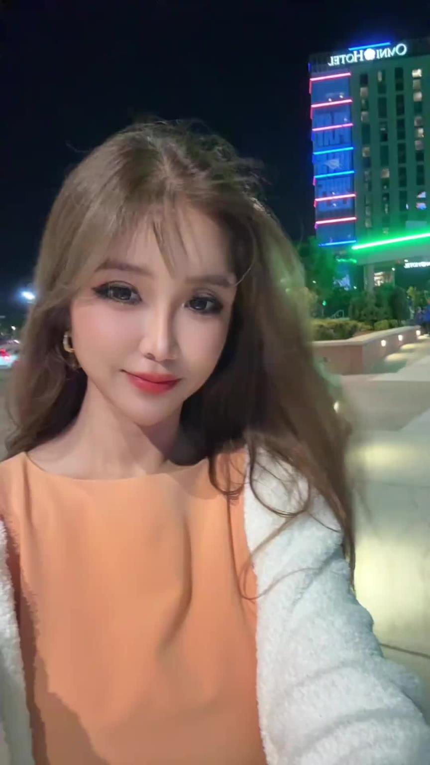 周玲安：俄城就这么几个高楼，都打上了雷霆配色庆祝