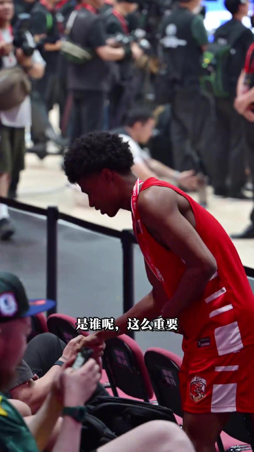 拿到奖牌马上过去找老大打招呼，华子的路越来越寛了~