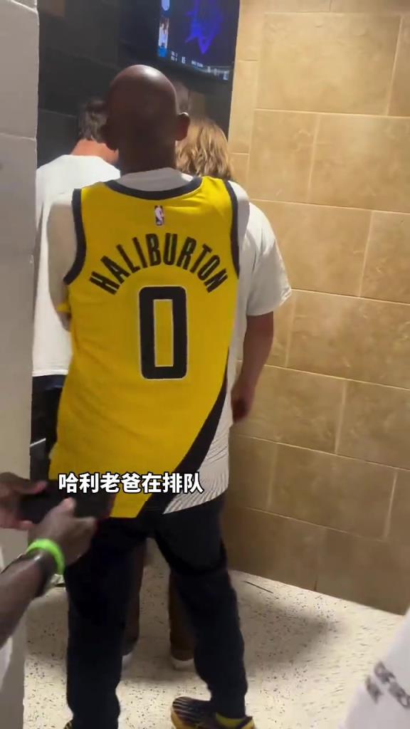 没走VIP！哈利伯顿绝杀雷霆 老哈利伯顿和球迷一起排队离场