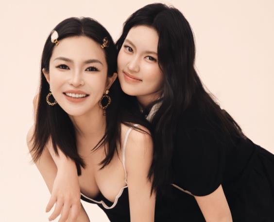 刘维伟糊涂啊！刘维伟老婆晒和两个女儿写真照：我们的全家福2.0版本