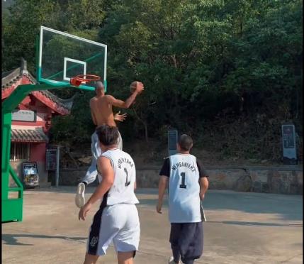 我师弟打NBA的！文班在少林寺时和师兄们打球 各种空接暴扣啊