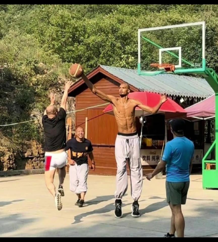 这也太离谱了！球迷奋力起跳投篮，文班亚马踮起脚尖轻松单手抓帽