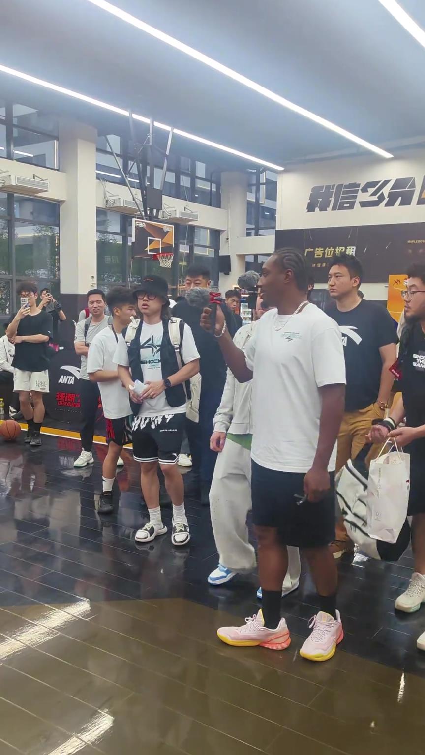 教授参观厦门FBA篮球馆直点头：这个球馆不错，下次还来...