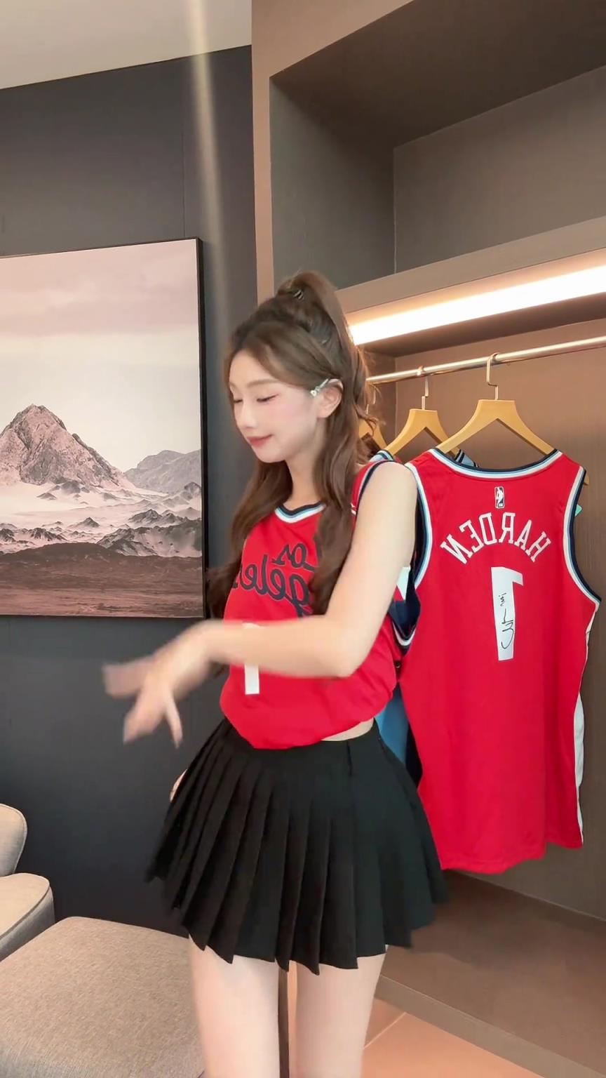 女主播：拿到哈登亲签球衣的快乐女登蜜
