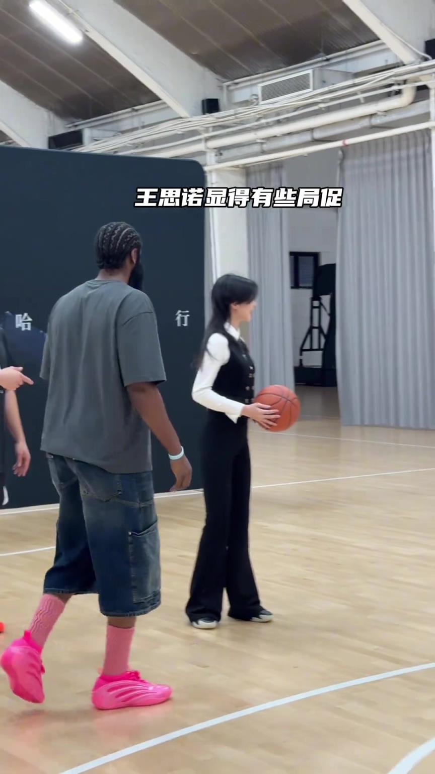 哈登向王思诺传授后撤步，台球打不过你篮球总行吧哈哈