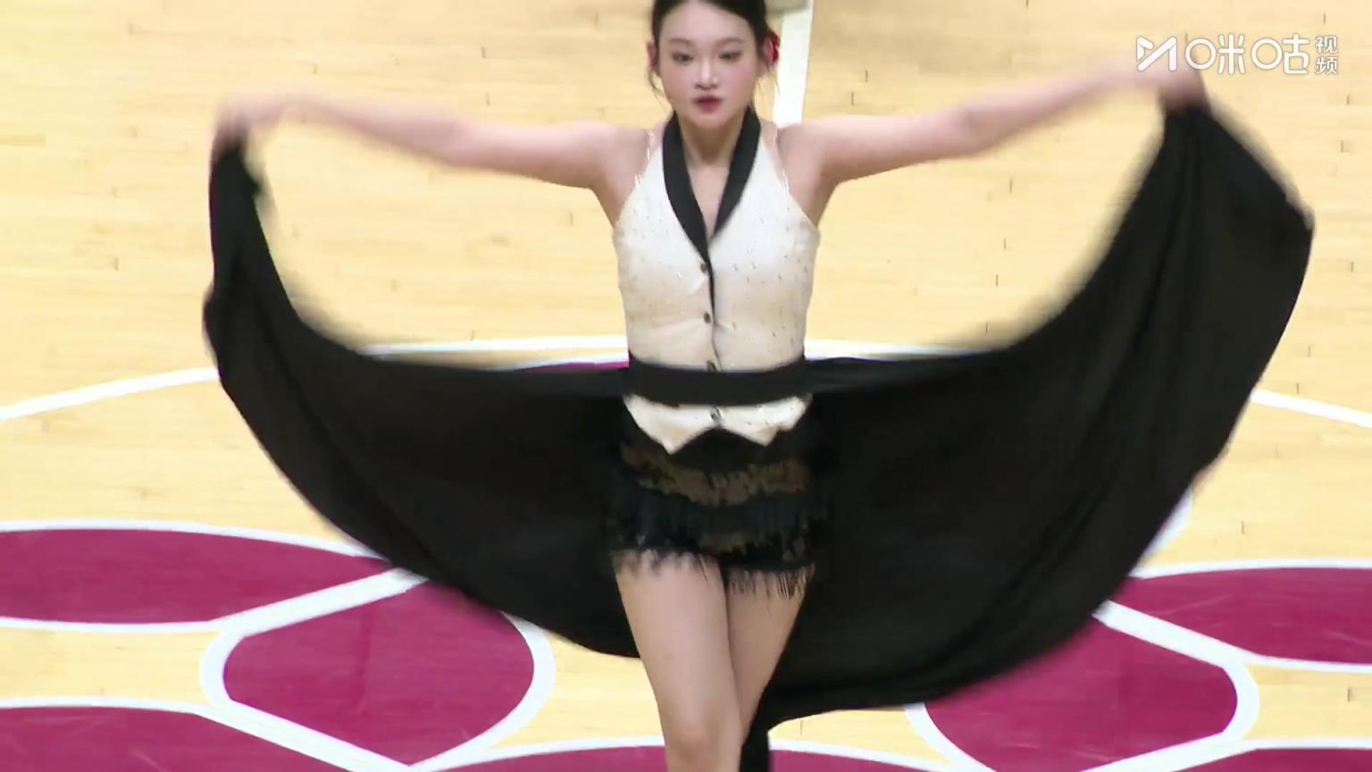 虽然只是个热身赛，但CBA现场的啦啦队美女依旧相当给力！