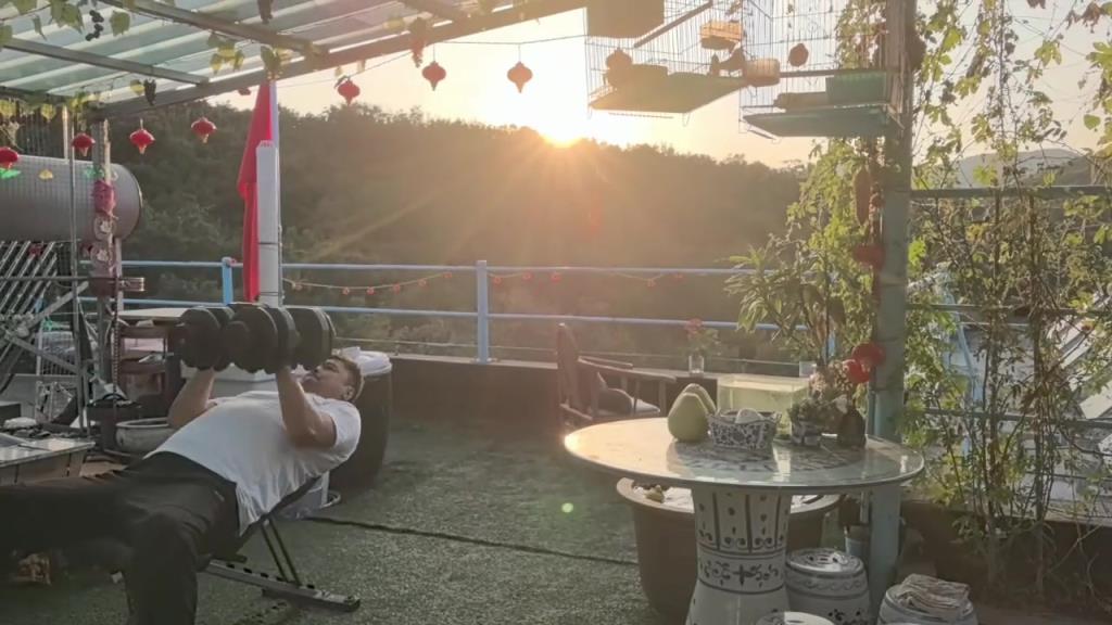 55岁的刘玉栋如此自律，那些小鲜肉休赛期就是天天旅游。。