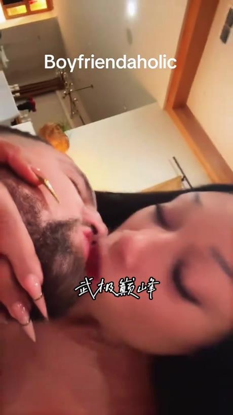 深陷爱情漩涡！克莱与女友亲吻大秀恩爱