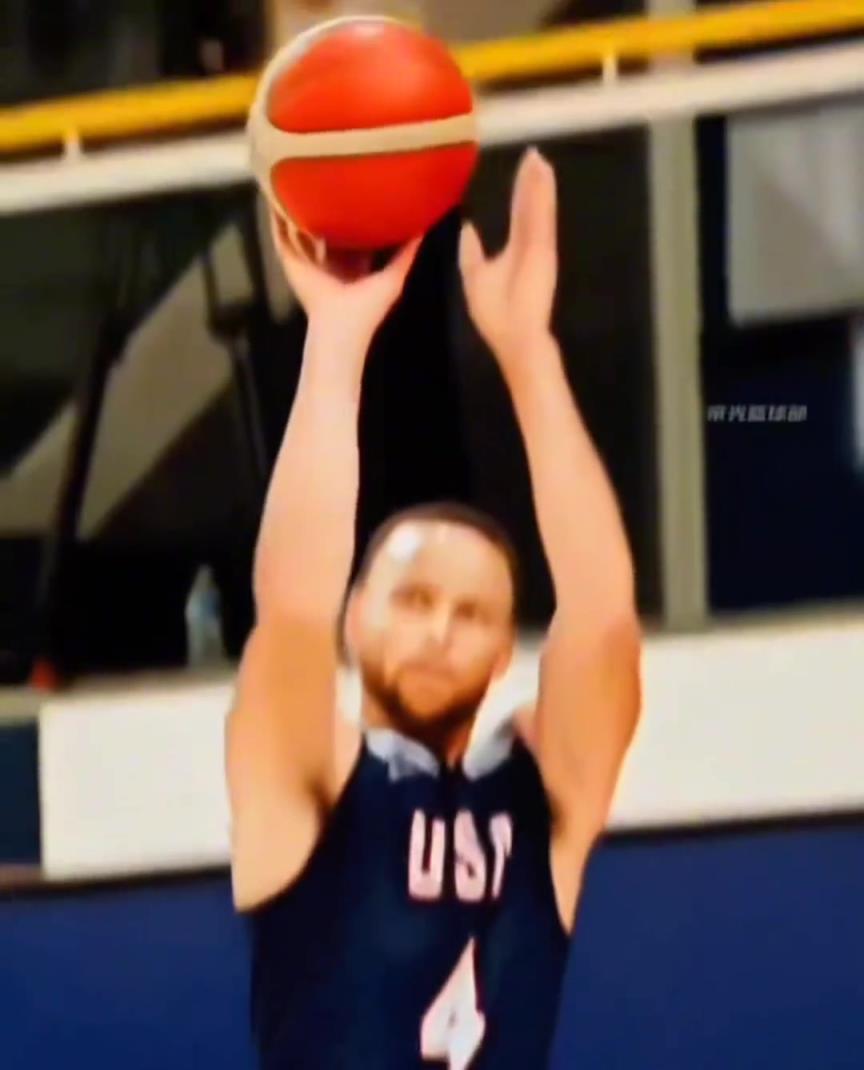 库里投篮细节解析，压腕时食指与中指拨球，中指最后拨出...