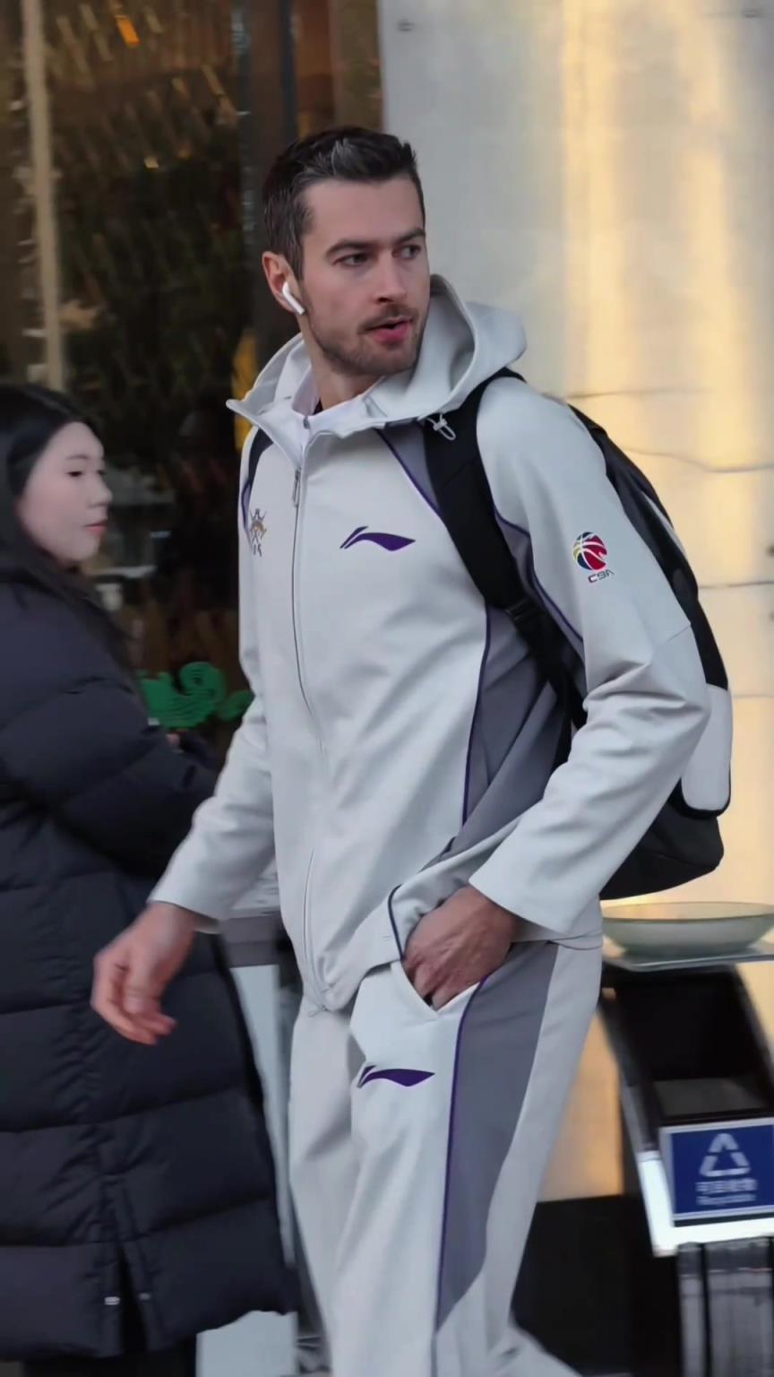 哥们长的真是CBA外援第一帅，打球得加加劲儿...