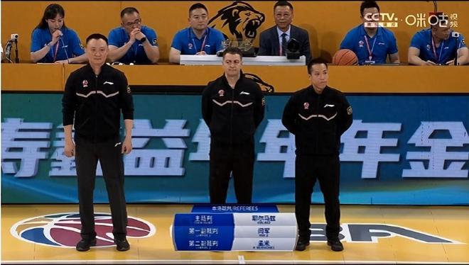 闫军吹出奇葩哨！走步吹为争球+起码5次错漏判，活活吹死北京队？