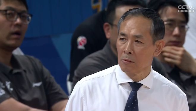 周琦尽力了！独砍26分13篮板却难以拯救球队，许利民真不该用他仨