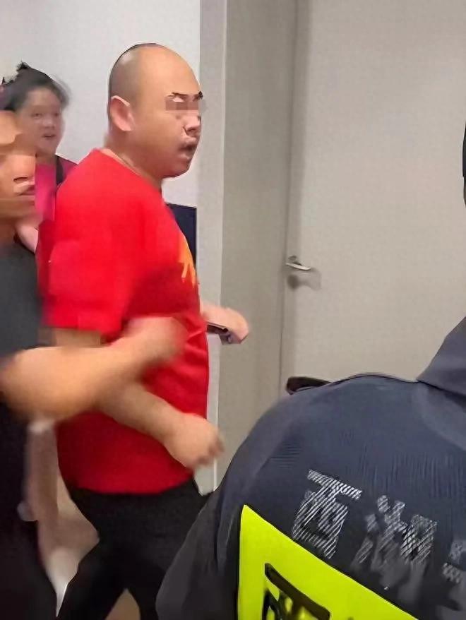 总决赛广厦92比94北京！广厦球迷脚踹女记者，身份曝光，已被抓捕