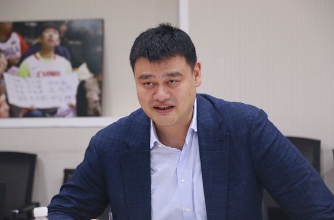 不当主席后忙啥?姚明微微一笑:吃饭、睡觉、打魔兽!