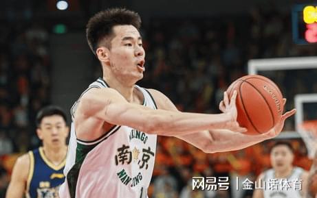 郭士强现场观战！郭昊文狂揽42分6板8助攻，完爆了“国字号”后卫