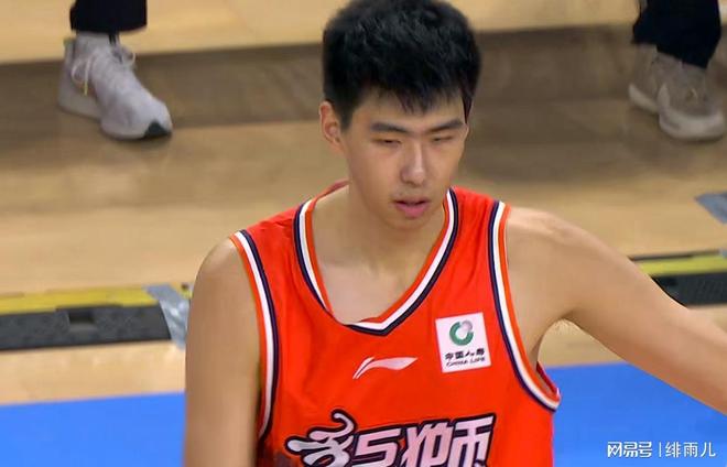 广州队主帅亲自特训！徐昕练出三分球，或成男篮未来第一中锋？