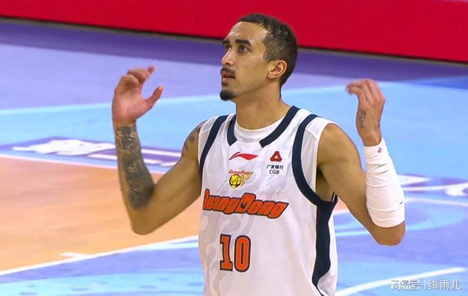 不打了！广东“暴力双能卫”惨遭重创，朱芳雨被迫签下第五外援？