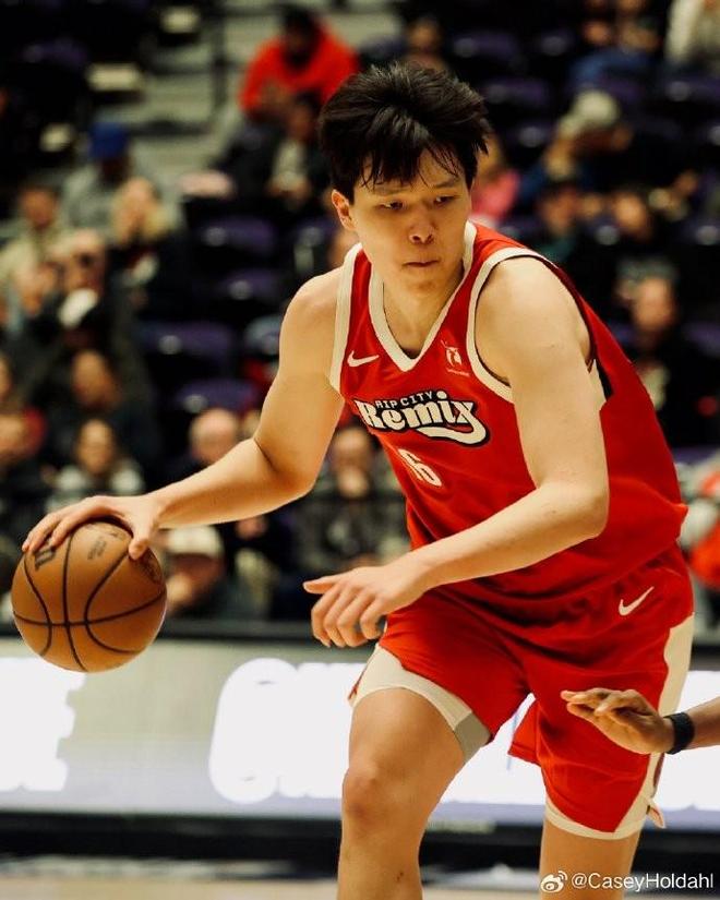 全面发挥，杨瀚森G联赛35分钟14中7砍20分7板7助2断2帽，三分6中2