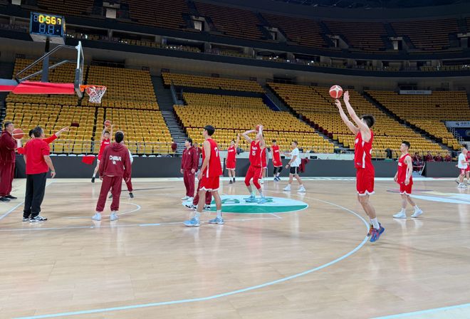 男篮备战韩国！赵睿带伤训练，郭士强低头思考，王治郅也在！