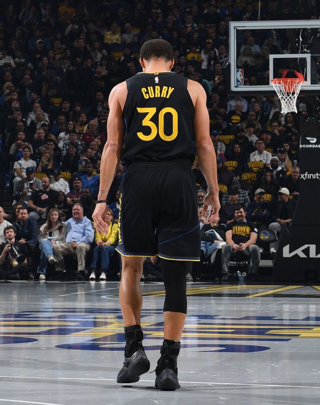 库里低头沮丧离场！48次9+三分吞里程悲 轰38+4勇士遭开拓者双杀