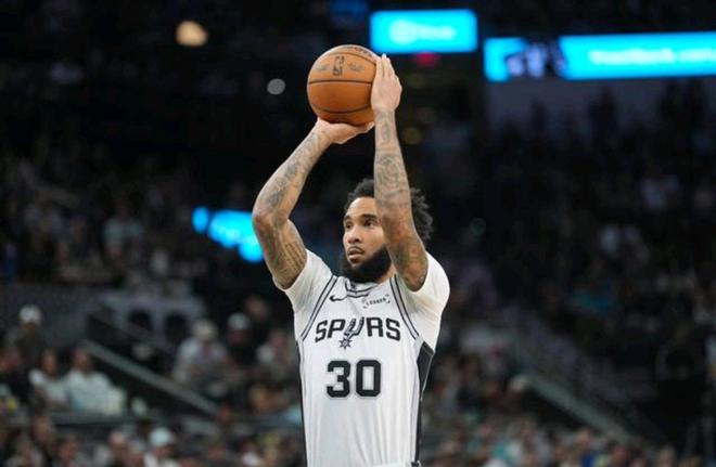 福克斯26分 NBA马刺主场135-126力克老鹰 沃克38分