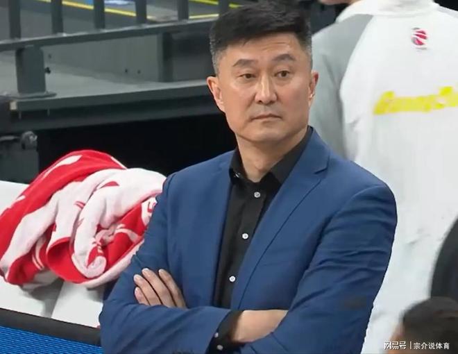 广东队最失败操作，杜锋怒瞪裁判7秒被警告，两大番薯太坑了