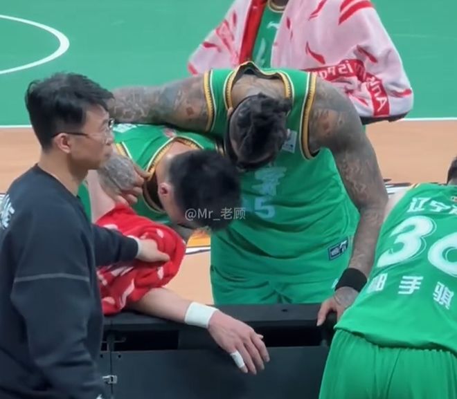 李晓旭首秀现心酸一幕！赛后累垮多次趴广告牌，搂继伟仍致谢球迷