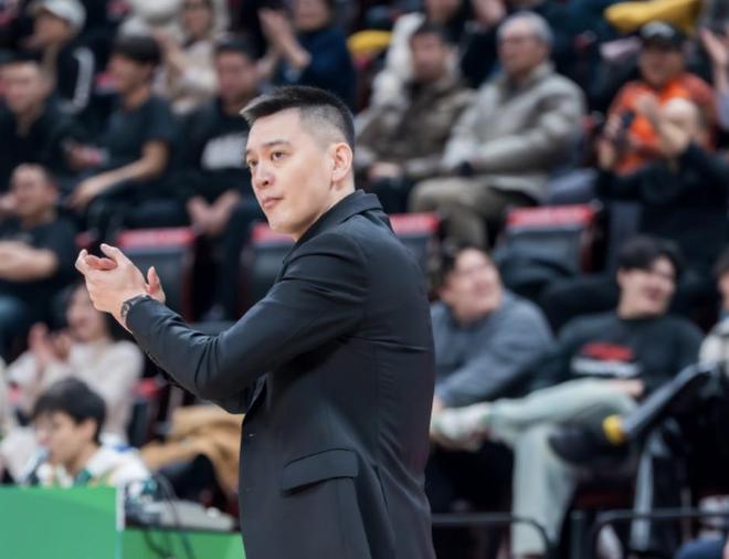 杨鸣：连败增加了球员的心理负担，大家要放下包袱责任都是我的