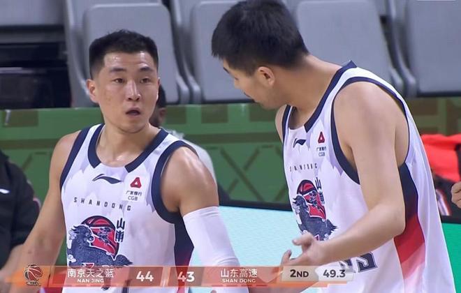 山东男篮逆转同曦，邱彪克里斯被驱逐，高诗岩11中8砍25+7+10+4！