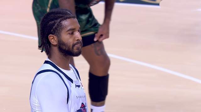 邱彪摔衣服被罚下，激发全队斗志，山东男篮逆转南京 高诗岩25+11