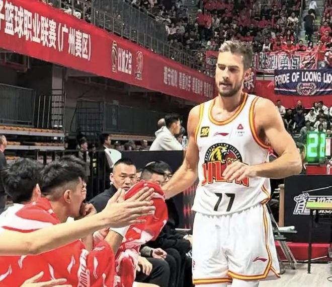 记者：北控签约上赛季场均20.7分的吉林外援托马斯-基兹林克