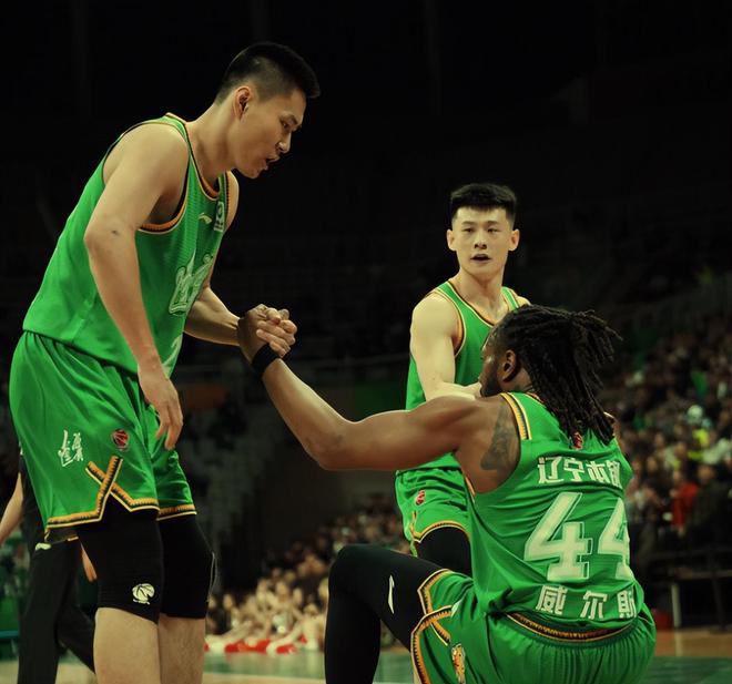 王岚嵚25+7毫不手软！布朗4中1太拉胯,但杨鸣技高一筹,辽篮两连胜