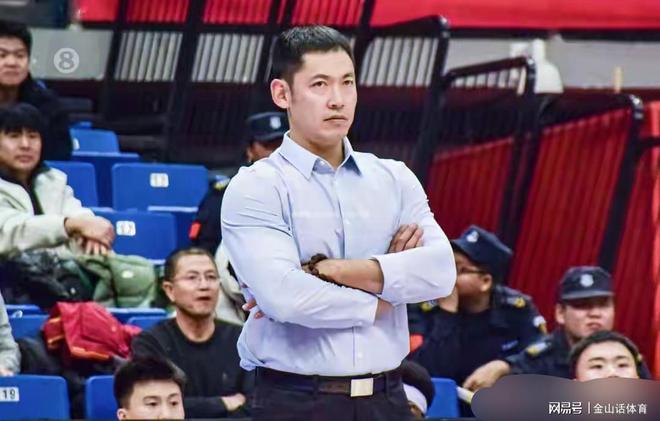 又输了！8强队成倒数第4，多位媒体人质疑，43岁少帅: 我需要成长