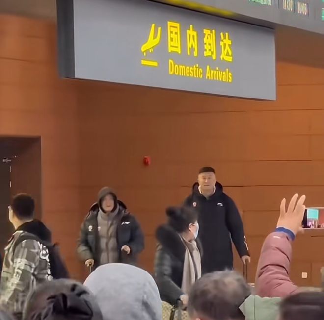 有趣！大量辽宁球迷迎接广东队，不断喊口号 杜锋回应太温馨