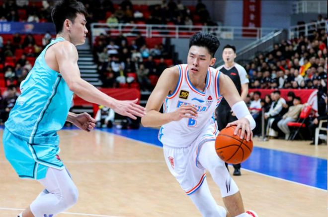 召进国家队！三分9中5砍21+5+3断，球迷：这不比张镇麟强？