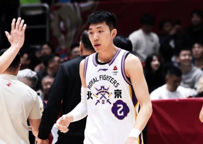 北控彻底沦为弱旅！进攻只靠小外，内线被突烂，张庆鹏仍稳固帅位