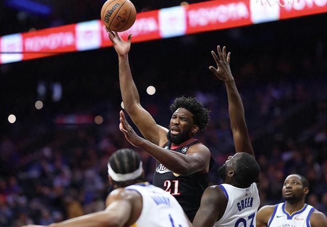 无缘24分大逆转！残阵勇士赢得掌声：替补4人上双，新星三分5中0