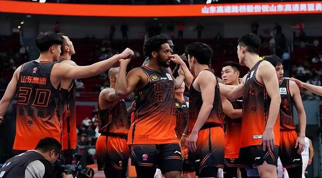 山东男篮热身赛两连胜，鲍威尔单场14分，磨合磨合，克里斯将到队