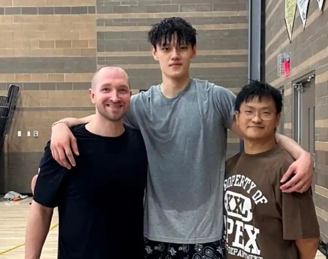 去不了NBA也不回北京首钢，曾凡博正在效仿当年的周琦