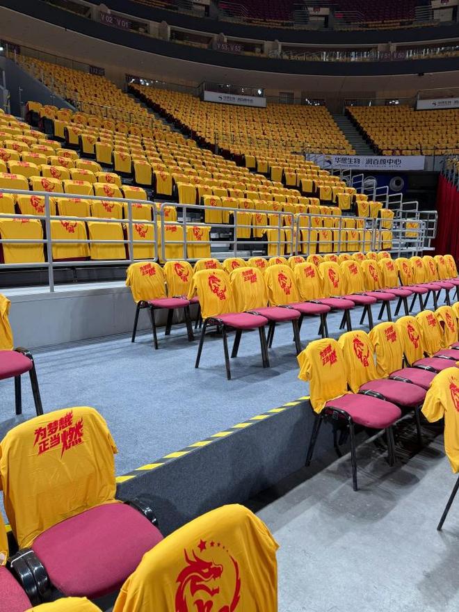 中韩男篮大战今晚一触即发，五棵松体育馆已铺满黄色助威T恤