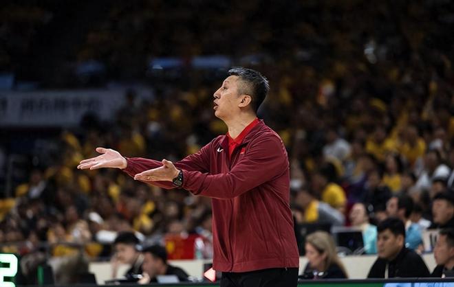 得分前十，三分命中数第二，防守又好！24岁前锋却无法入选男篮