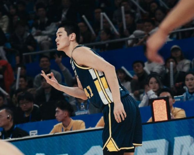 大胜33分！广东男篮晋级八强，“小胡金秋”表现出彩