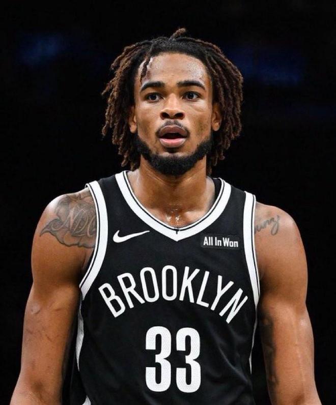 没搞错吧？克拉克斯顿18分11板12助生涯首砍三双，西蒙斯后篮网首人