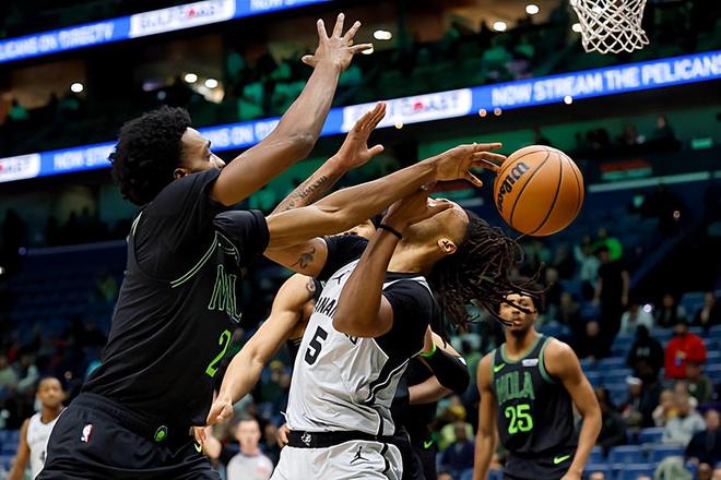 明显有些上头了！马刺后场新星伤愈复出首战的表现并不理想？