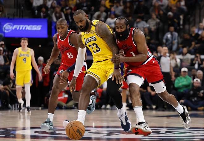 每百回合失144分！快船变阵再次失效，湖人过篮下就像过街