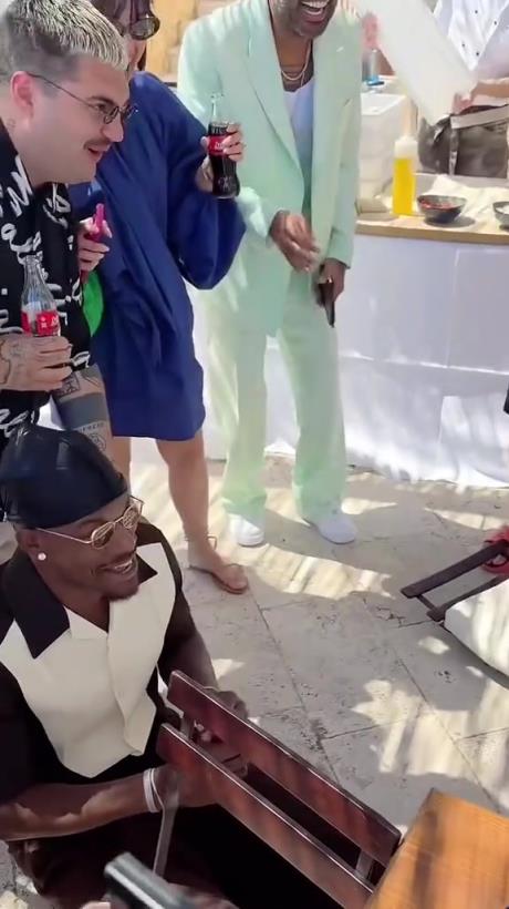 被好友魔术师扑克牌藏蛇，硬汉巴特勒也有被吓倒地的时候！