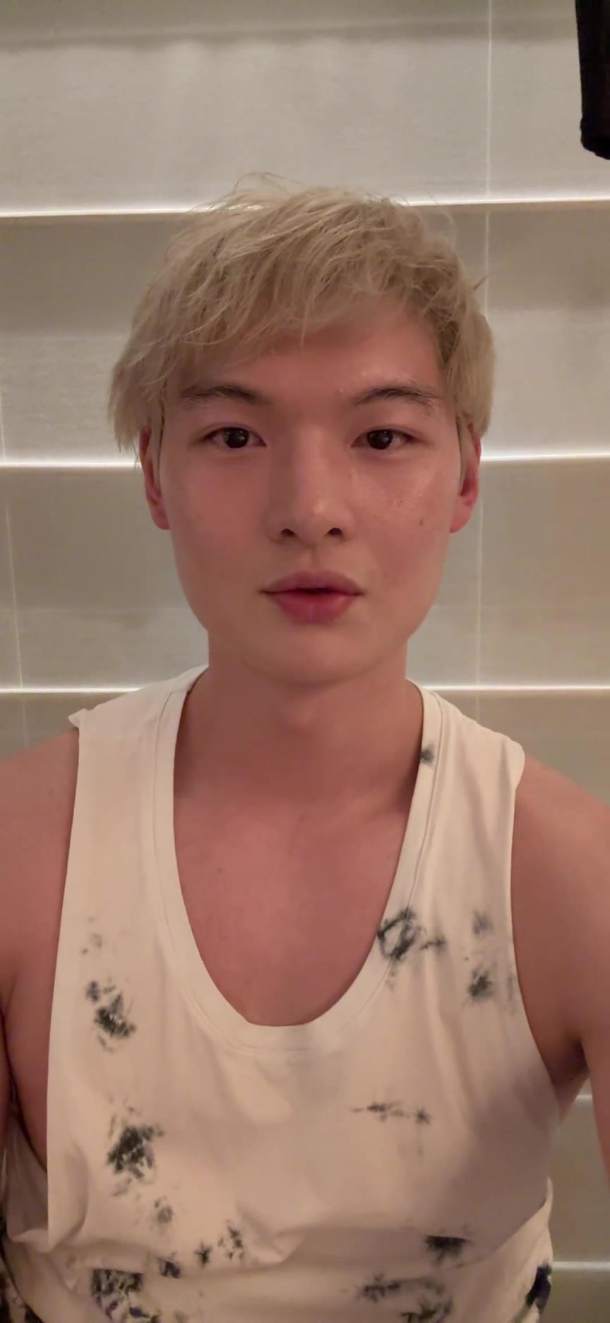 王哲林晒自拍：组合深圳海陆篮球俱乐部20周年生日快乐