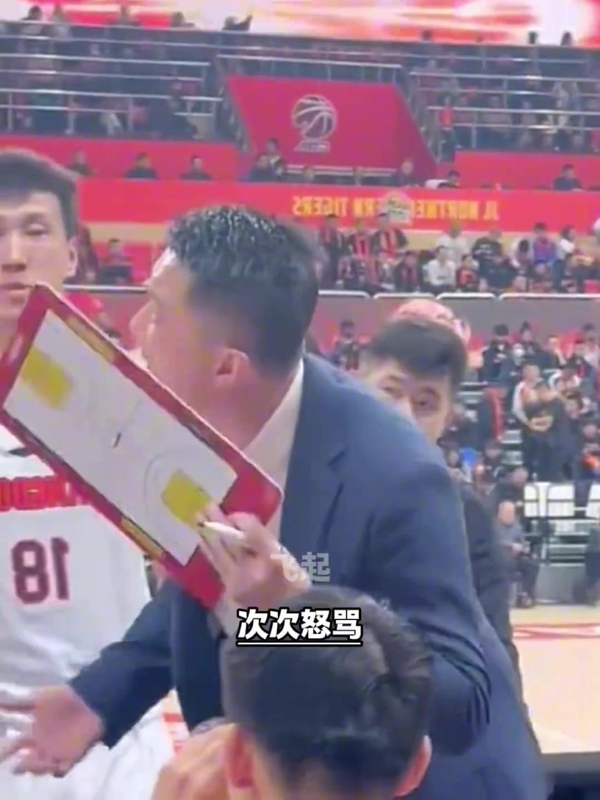 我们的篮球教练为什么总喜欢骂骂咧咧？暴怒埋怨辱骂球员已习惯？
