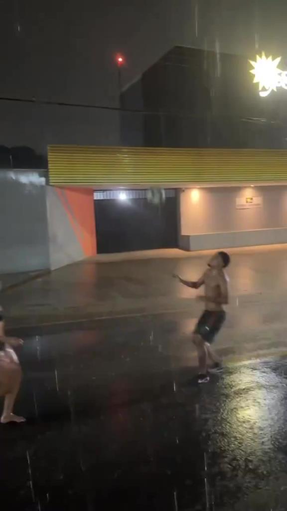 雨天陪你踢球的女孩……你倆為啥只穿著內(nèi)衣內(nèi)褲??